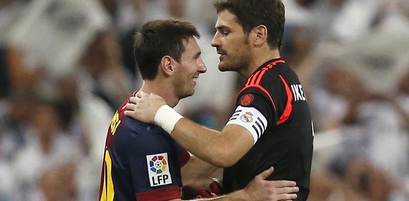 Leo Messi e Iker Casillas saludandose